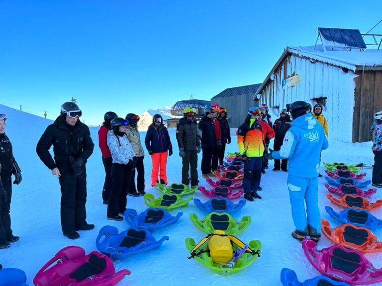 Groupe en tenue de ski prêt pour une descente en Snake Gliss aux 2 Alpes encadrée par un moniteur ESI